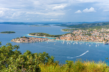 Wybrzeże Adriatyku z licznymi wyspami, zatokami i półwyspami w Chorwacji, okolice Primosten.