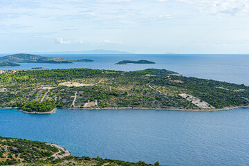 Wybrzeże Adriatyku z licznymi wyspami, zatokami i półwyspami w Chorwacji, okolice Primosten. © Franciszek