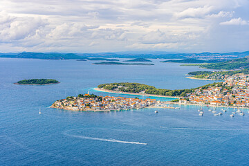 Wybrzeże Adriatyku z licznymi wyspami, zatokami i półwyspami w Chorwacji, okolice Primosten.