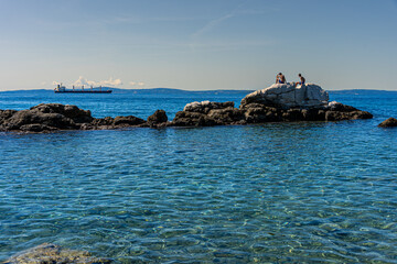 Skaliste wybrzeże Adriatyku w Chorwacji, okolice Splitu latem © Franciszek