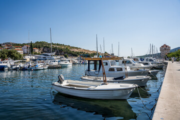 Marina, niewielka chorwacka miejscowość nadmorska położona w pobliżu dwóch niezwykle ciekawych miast - Trogiru i Splitu. Marina leży nad zatoką o tej samej nazwie. - obrazy, fototapety, plakaty