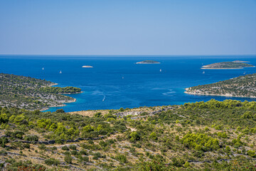 Chorwacja, wybrzeże Adriatyku w lecie z licznymi zatokami i górami. Okolice Primosten