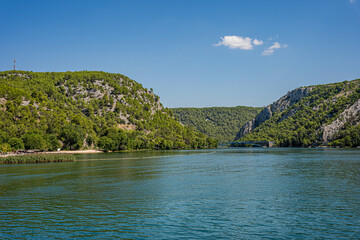 Park Narodowy Krka – park narodowy w Chorwacji, położony w środkowej Dalmacji, niedaleko miasta Szybenik z licznymi wodospadami i pomostami. - obrazy, fototapety, plakaty