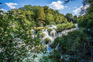 Park Narodowy Krka – park narodowy w Chorwacji, położony w środkowej Dalmacji, niedaleko miasta Szybenik z licznymi wodospadami i pomostami. - obrazy, fototapety, plakaty
