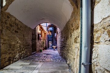 Split w Chorwacji, wąskie uliczki starego miasta. - obrazy, fototapety, plakaty