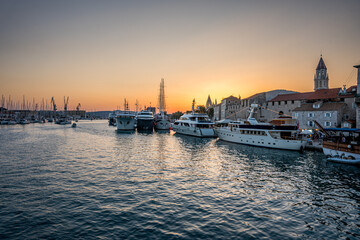 Chorwacja, port w Trogirze wieczorem podczas zachodu słońca