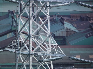 高圧電線の鉄塔と工場群