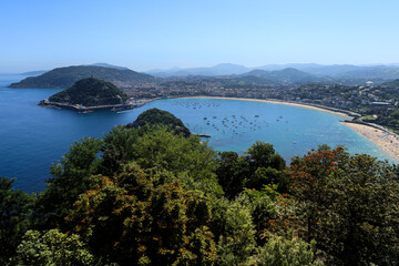 Fototapeta na wymiar Panoramic view of the bay of San Sebastian and Santa Clara Island