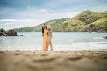 Fototapeta na wymiar couple on the beach kissing