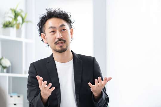 話をするビジネスマン