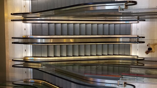 Rolltreppen in einem Geb&auml;ude in der Draufsicht