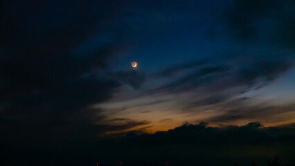 三日月と夕焼け空のオレンジ