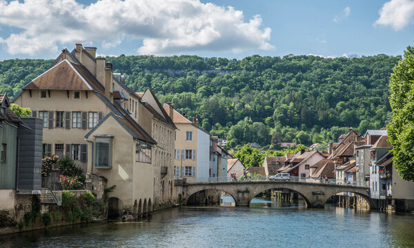 La Loue &agrave; son passage pr&egrave;s du mus&eacute;e Gustave Courbet &agrave; Ornans, Doubs, France