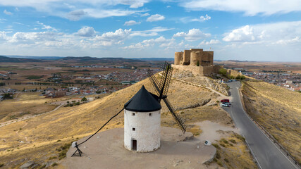 vista aérea de los molinos y el castillo de Consuegra, España