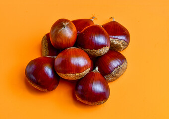 Obraz premium Chestnuts on a yellow background