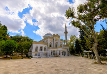 Obraz premium Istanbul, Turkey, September 11, 2023: Yildiz Hamidiye Mosque built by Sultan Abdulhamid II, 1885 in Besiktas, (Turkish Yildiz Hamidiye Camisi, Besiktas, istanbul)