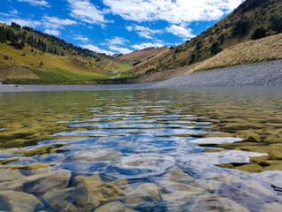 Lac artificelle sur les hauteurs d'Hirmentaz à Bellevaux dans les Alpes en Haute savoie