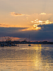 Sonnenuntergang mit Segelbooten im Stadhafen von Rostock