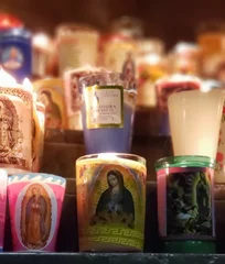 Foto op Aluminium veladoras suplicas con fe a la virgen de Guadalupe en basílica de Guadalupe en la cuidad de México © JCOF
