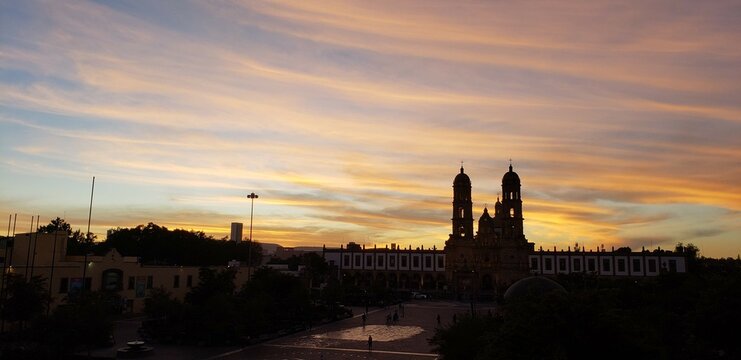 Cielo con nubes atardecer templo iglesia bas&iacute;lica de Zapopan Jalisco M&eacute;xico