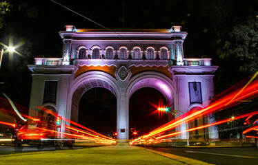Larga exposición luz de circulación de autos sobre avenida en arcos de Guadalajara jalisco México