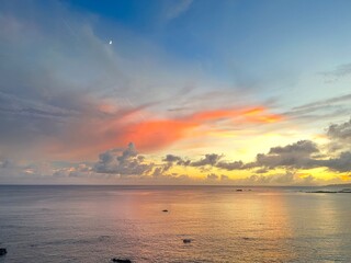 三日月と夕陽の景色
