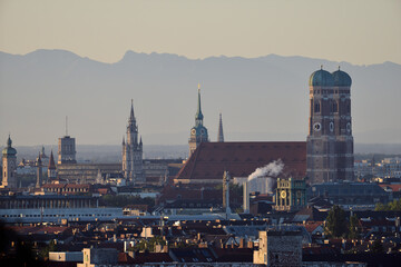 Skyline/Panorama von München mit Frauenkirche und neuem Rathaus und Alpen im Hintergrund