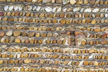 Détails de décoration d’un mur ancien avec des cailloux 