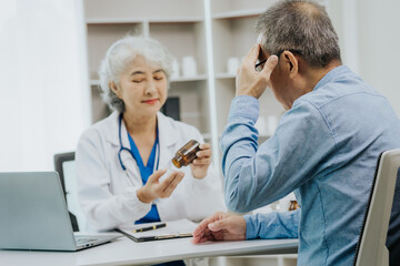 Obraz premium Asian female doctor and male patient talking health concept