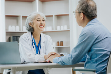 Obraz premium Asian female doctor and male patient talking health concept