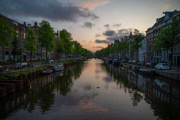 Fototapeta na wymiar Sonnenaufgang in den Straßen von Amsterdam