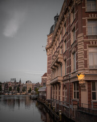 altes Haus mit schöner Architektur in Amsterdam