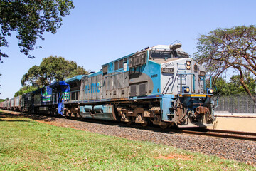 Fototapeta na wymiar rem de carga puxado por locomotiva a diesel no interior de São Paulo, na estação de Engenheiro Schmitt é um distrito do município São José do Rio Preto.