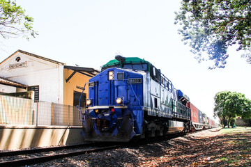 rem de carga puxado por locomotiva a diesel no interior de São Paulo, na estação de Engenheiro Schmitt é um distrito do município São José do Rio Preto.