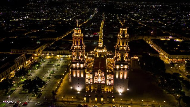 Catedral de Morelia de noche. Hyperlapse con drone en 4k