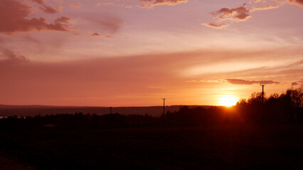 Coucher de soleil éclatant dans la campagne de Frontenac