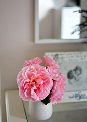 romantyczna rózowa roza w białym wazonie na stoliku, romantyczne tło, rózowa róza w wazonie, róza i ramka ze zdjęciem, romantic pink rose in a white vase on the table, romantic background - obrazy, fototapety, plakaty