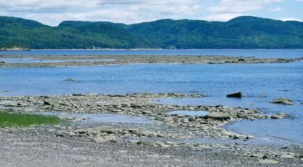 Berge de roche sur le bord d'un lac au Québec - obrazy, fototapety, plakaty