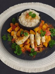 Hokkaidokürbis mit Reis und Geflügel