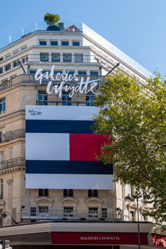 Paris, France - 15 septembre 2023 : Affiche publicitaire g&eacute;ante avec le logo de la marque de v&ecirc;tements Tommy Hilfiger sur la fa&ccedil;ade des Galeries Lafayette, c&eacute;l&egrave;bre grand magasin parisien