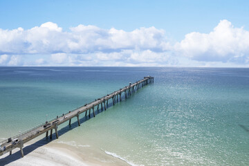 Obraz premium Fort Walton Beach pier Aerial view of the Gulf of Mexico 
