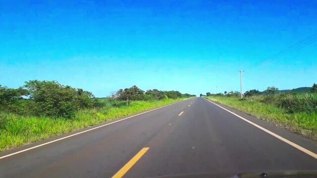 dirigindo pela estrada na cidade de Bonito, Estado do Mato Grosso do Sul, Brasil
