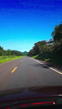 dirigindo pela estrada na cidade de Bonito, Estado do Mato Grosso do Sul, Brasil