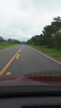 dirigindo pela estrada na cidade de Bonito, Estado do Mato Grosso do Sul, Brasil