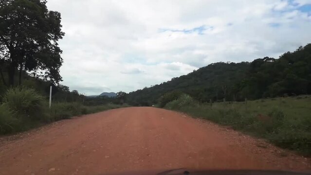 dirigindo pela zona rural da cidade de Bonito, Estado do Mato Grosso do Sul, Brasil