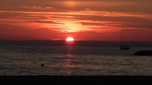 vue d'un coucher de soleil sur la plage du grau du roi