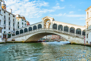 Rialto Bridge in the morning, one of the famous tourist attraction in Venice. - obrazy, fototapety, plakaty