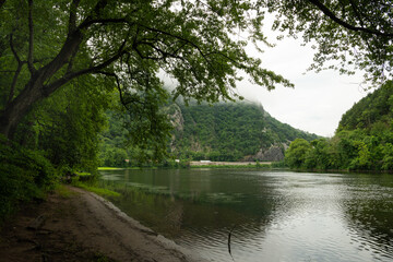 Fototapeta na wymiar Moody morning at Delaware Water Gap, New Jersey, featuring Mount Tammany and Mount Minsi on the background and Delaware River on the foreground