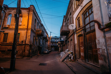 Fototapeta na wymiar Old shabby houses in the slum district of Tbilisi
