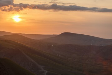 Naklejka premium Beautiful mountain landscape with sunset sky